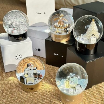 小香家水晶球双C新款圣诞雪花水晶球装饰品摆件礼品情人节礼物图2