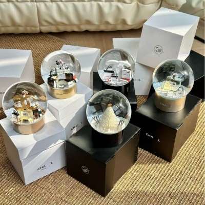 小香家水晶球双C新款圣诞雪花水晶球装饰品摆件礼品情人节礼物图4
